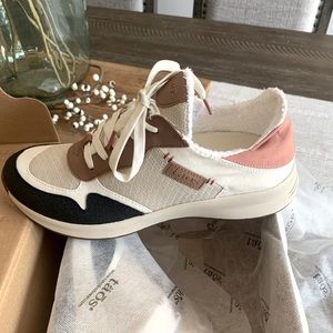 Taos casual tennis shoe- size 9- cream, black, and rose